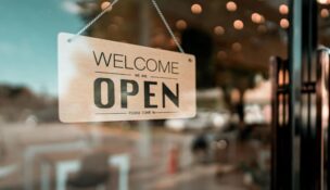 open sign in a storefront window (Photo by Depositphotos)